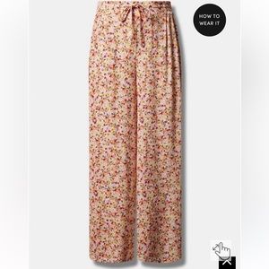 Size 3 Torrid Floral Pants *Never Worn*